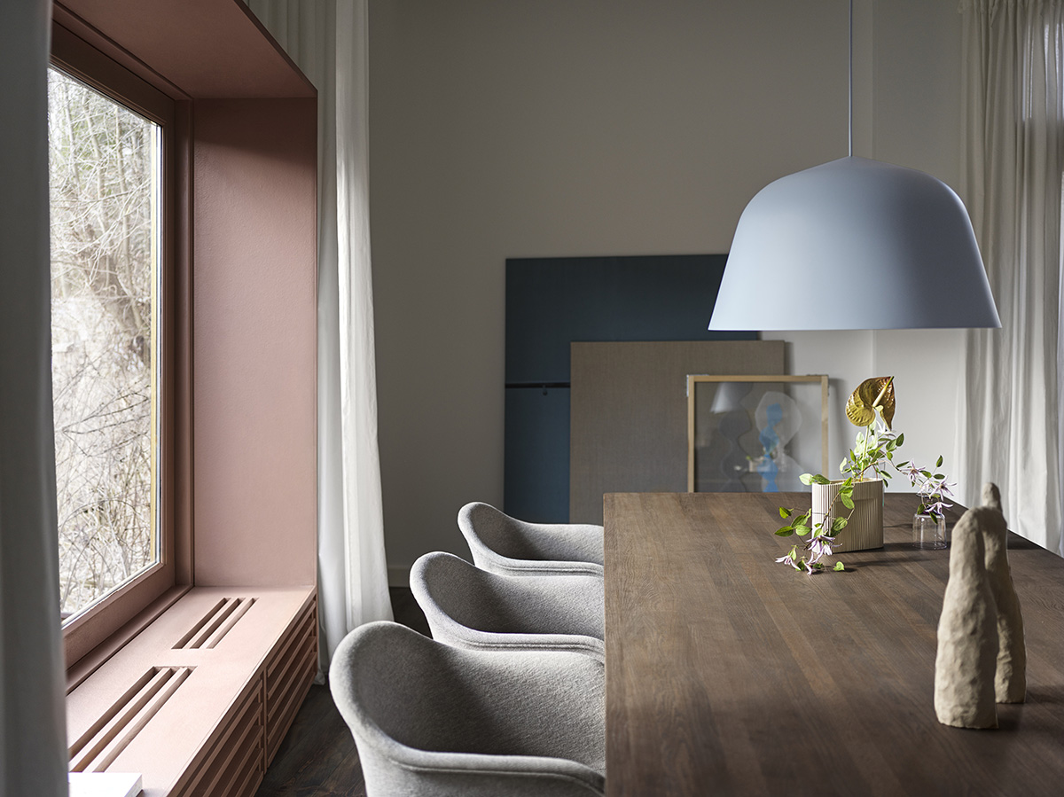 Ambit-o55-light-blue-70-70-smoked-oak-fiber-armchair-clay-12-ridge-vase-wide-muuto-org | ScandinavianDesign.com