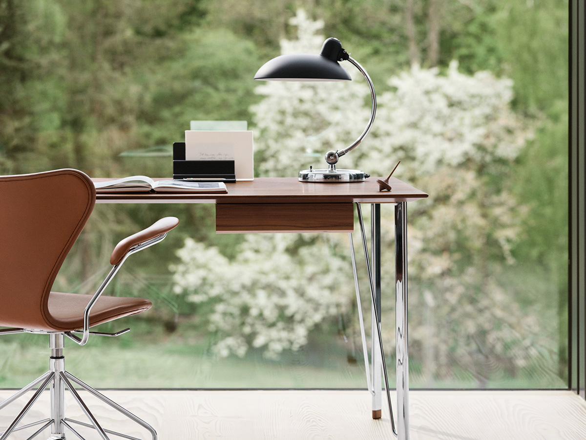 audit Symfonie Panorama FH3605™ Writing Desk, the table leg was designed by Arne Jacobsen in 1955 – Fritz  Hansen - Scandinaviandesign.com