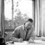 Alvar Aalto ateljeessaan. Avar Aalto in his Studio. Photo Eino Mäkinen © Alvar Aalto -säätiö_Foundation.1-200