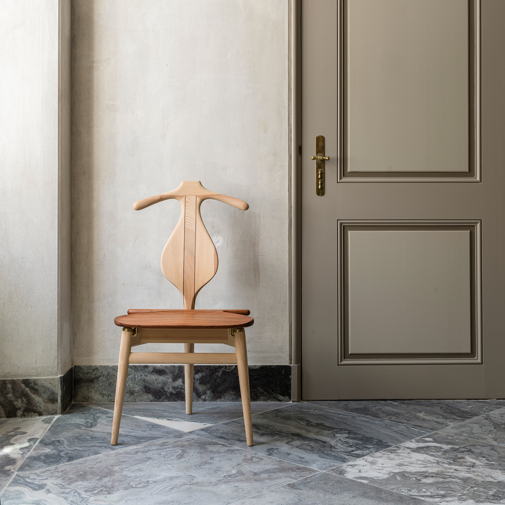 Pp250_valet_chair_pp_mobler_wegner_lifestyle_arr-1 | ScandinavianDesign.com