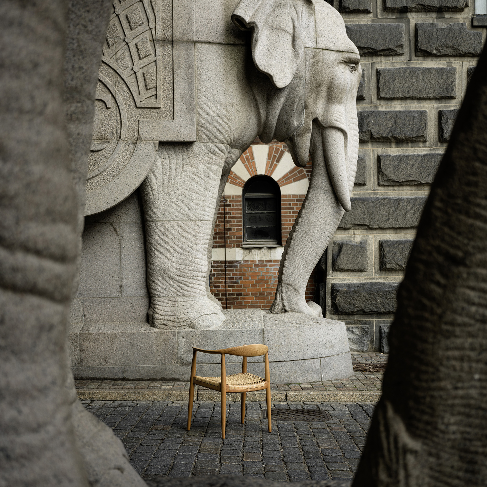 Pp501_2024_carlsberg_byen_lifestyle_round_chair_clr_arr-1 | ScandinavianDesign.com
