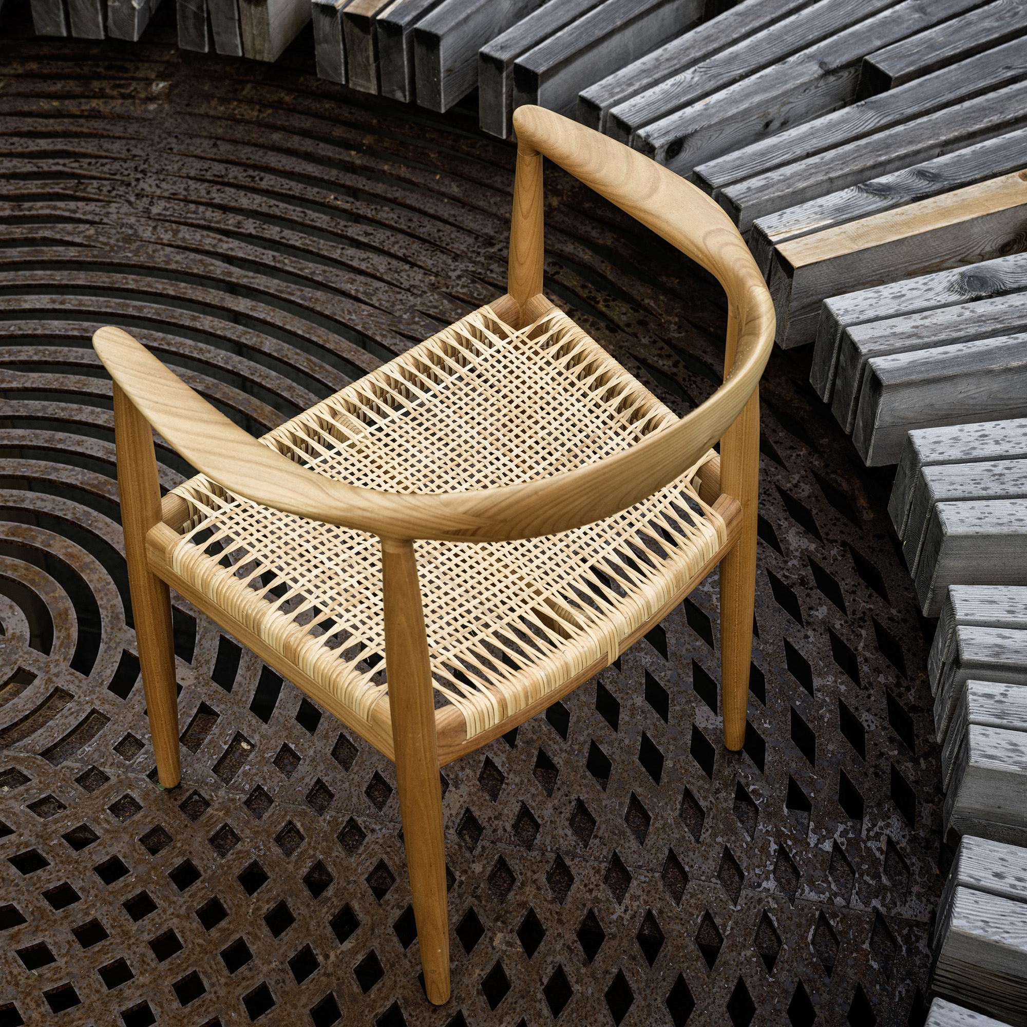 Pp501_2024_carlsberg_byen_lifestyle_round_chair_clr_arr-3 | ScandinavianDesign.com