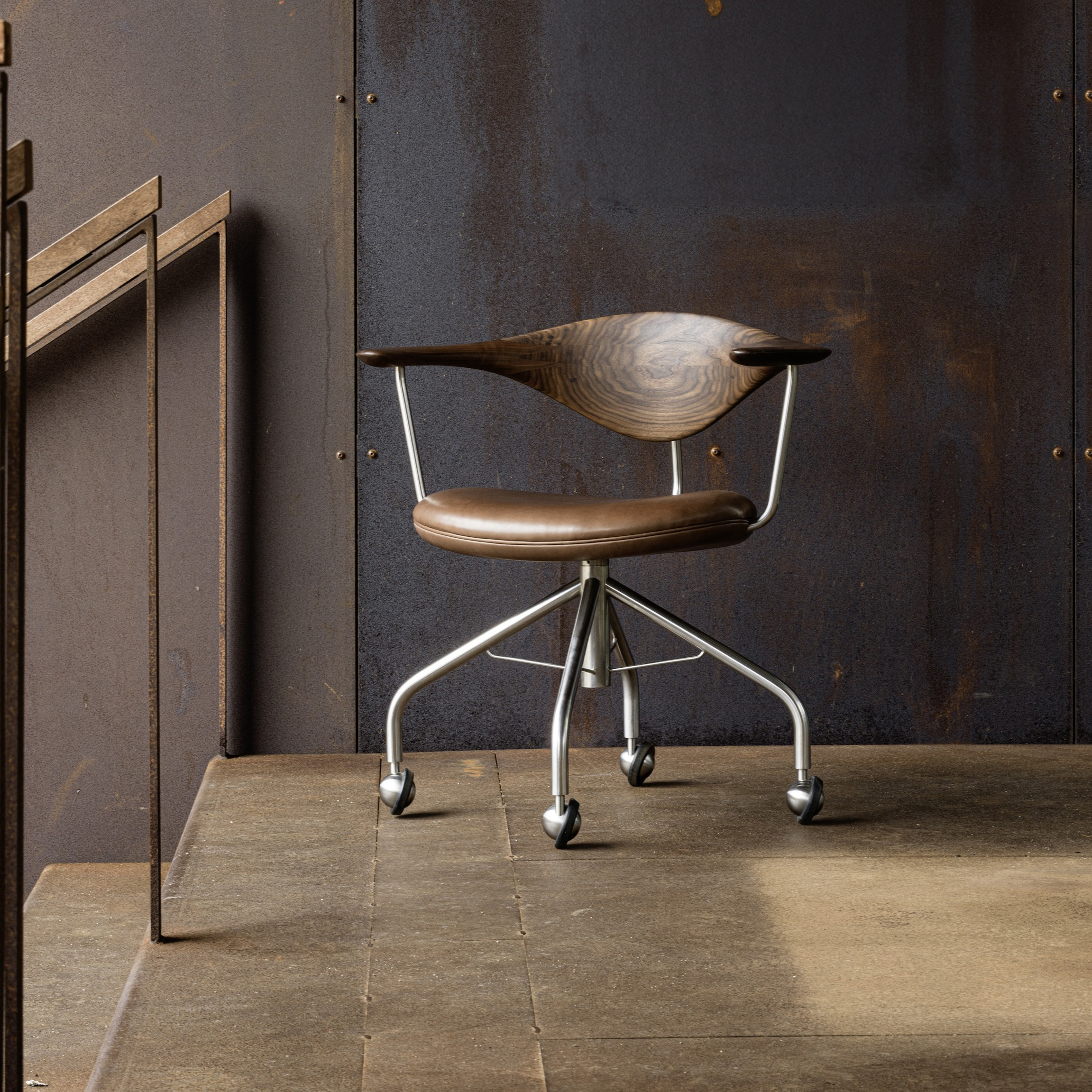 Pp502_2024_carlsberg_byen_lifestyle_swivel_chair_clr_arr-1 | ScandinavianDesign.com