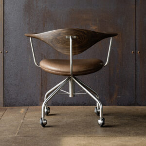 Pp502_2024_carlsberg_byen_lifestyle_swivel_chair_clr_arr-2 | ScandinavianDesign.com