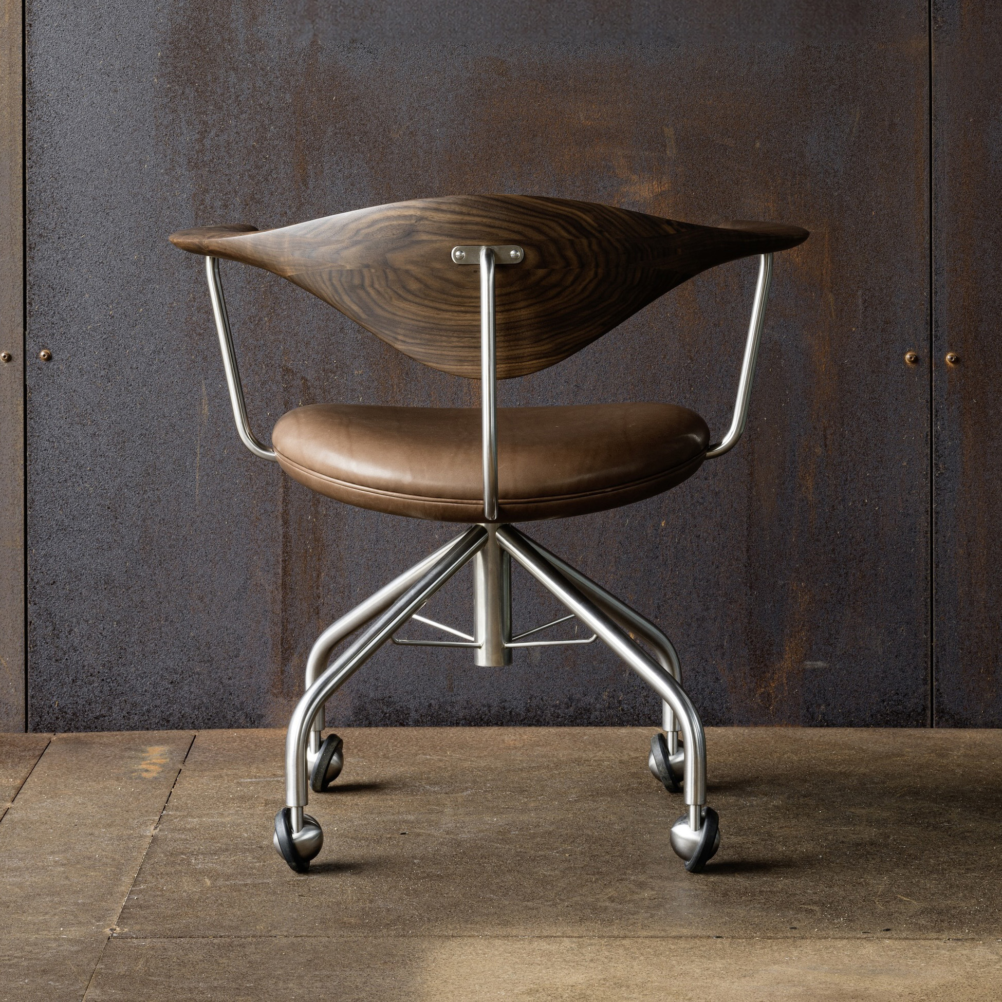 Pp502_2024_carlsberg_byen_lifestyle_swivel_chair_clr_arr-2 | ScandinavianDesign.com