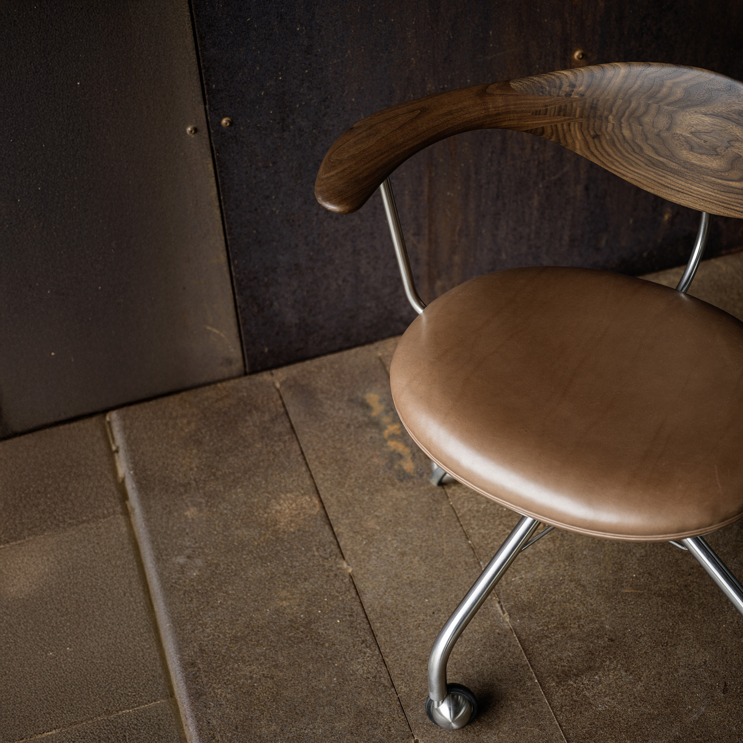 Pp502_2024_carlsberg_byen_lifestyle_swivel_chair_clr_arr-3 | ScandinavianDesign.com