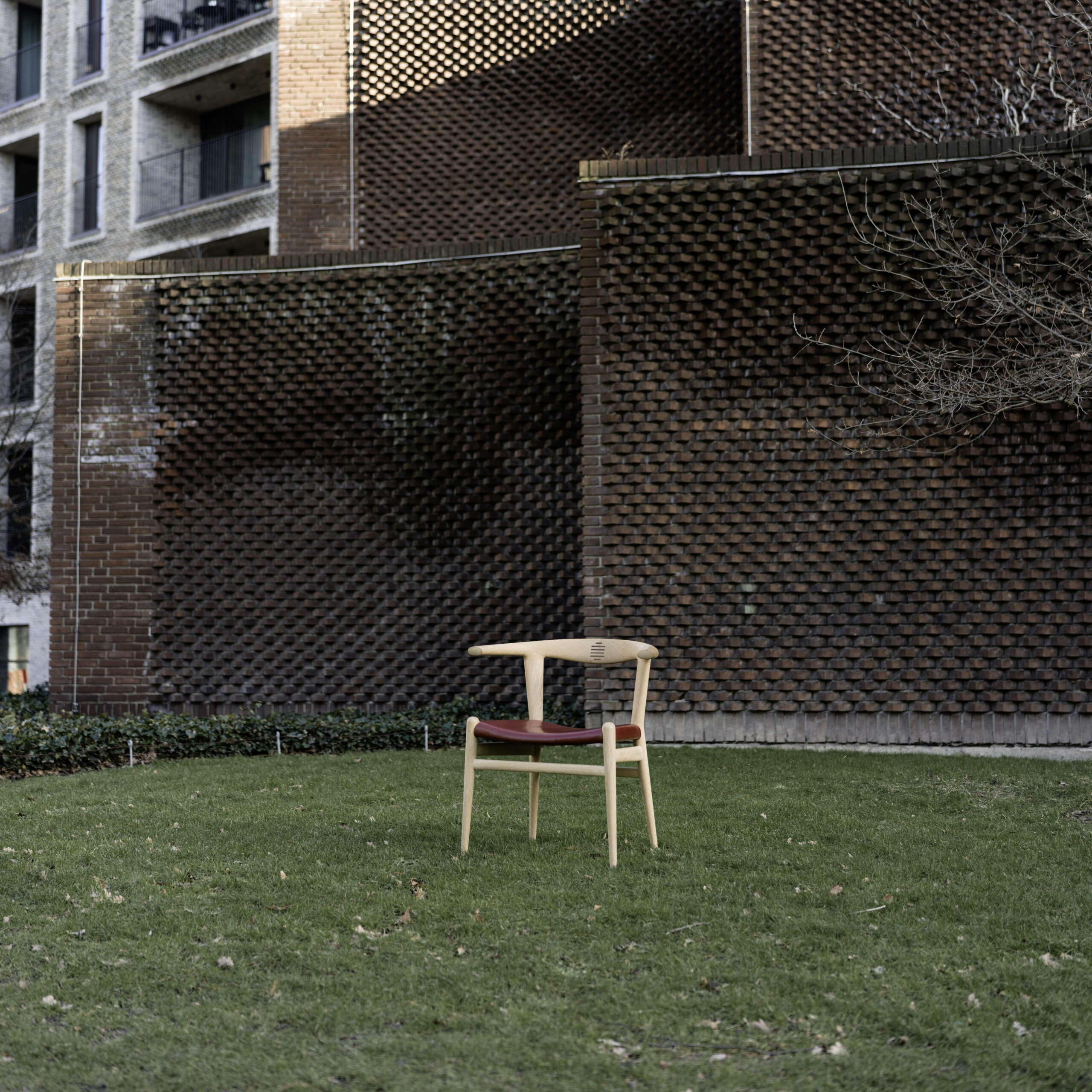 Pp518_2024_carlsberg_byen_lifestyle_bull_chair_clr_arr-2 | ScandinavianDesign.com