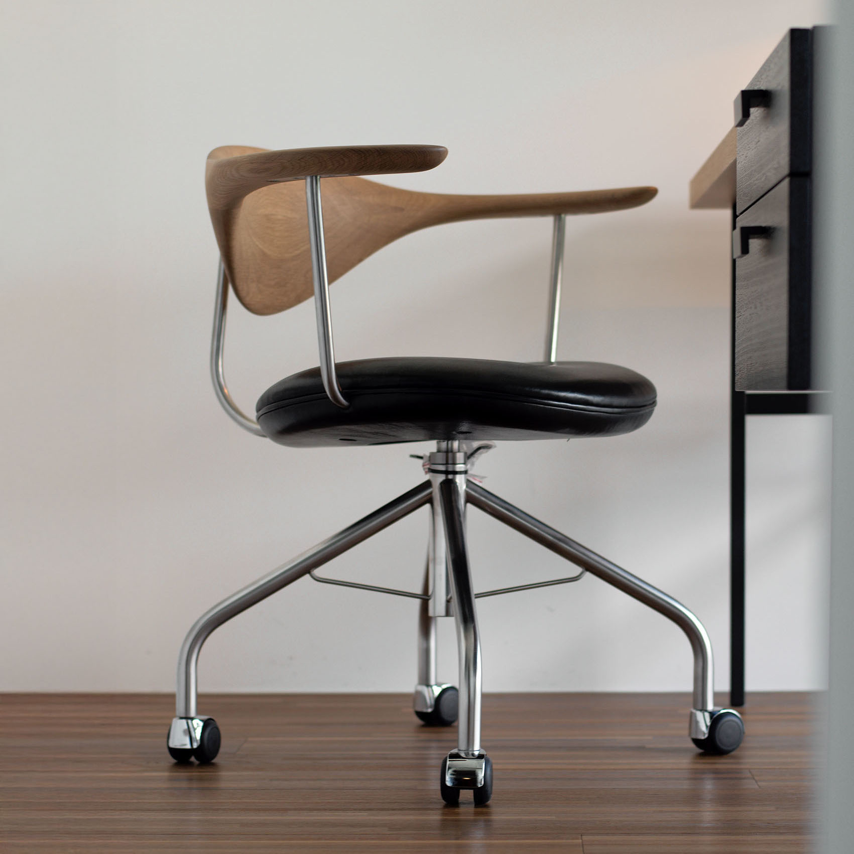 Pp_mobler_pp502_swivel_chair_oak_black_leather_isitcasa_interior_2014_clr_lh-3 | ScandinavianDesign.com