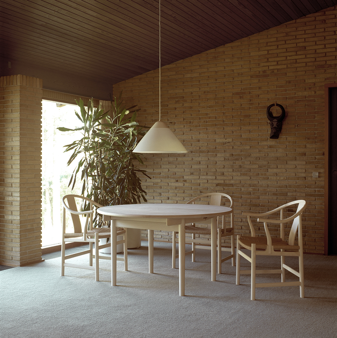 Pp_mobler_pp66_chinese_chair_public_space_dk_reference_clr_jms-6 | ScandinavianDesign.com