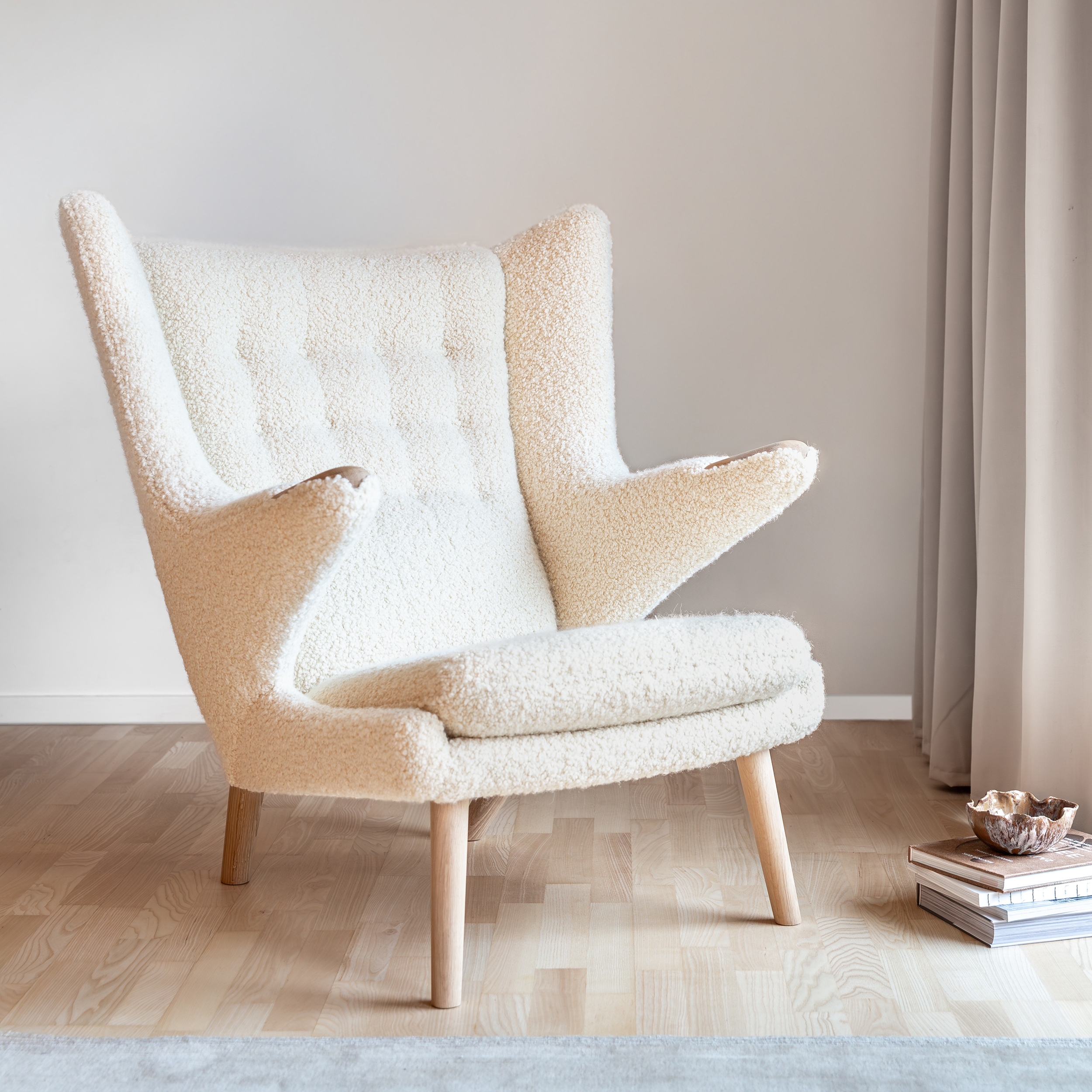 Pp_mobler_wegner_pp19_papa_bear_chair_oak_boucle_lifestyle-1 | ScandinavianDesign.com