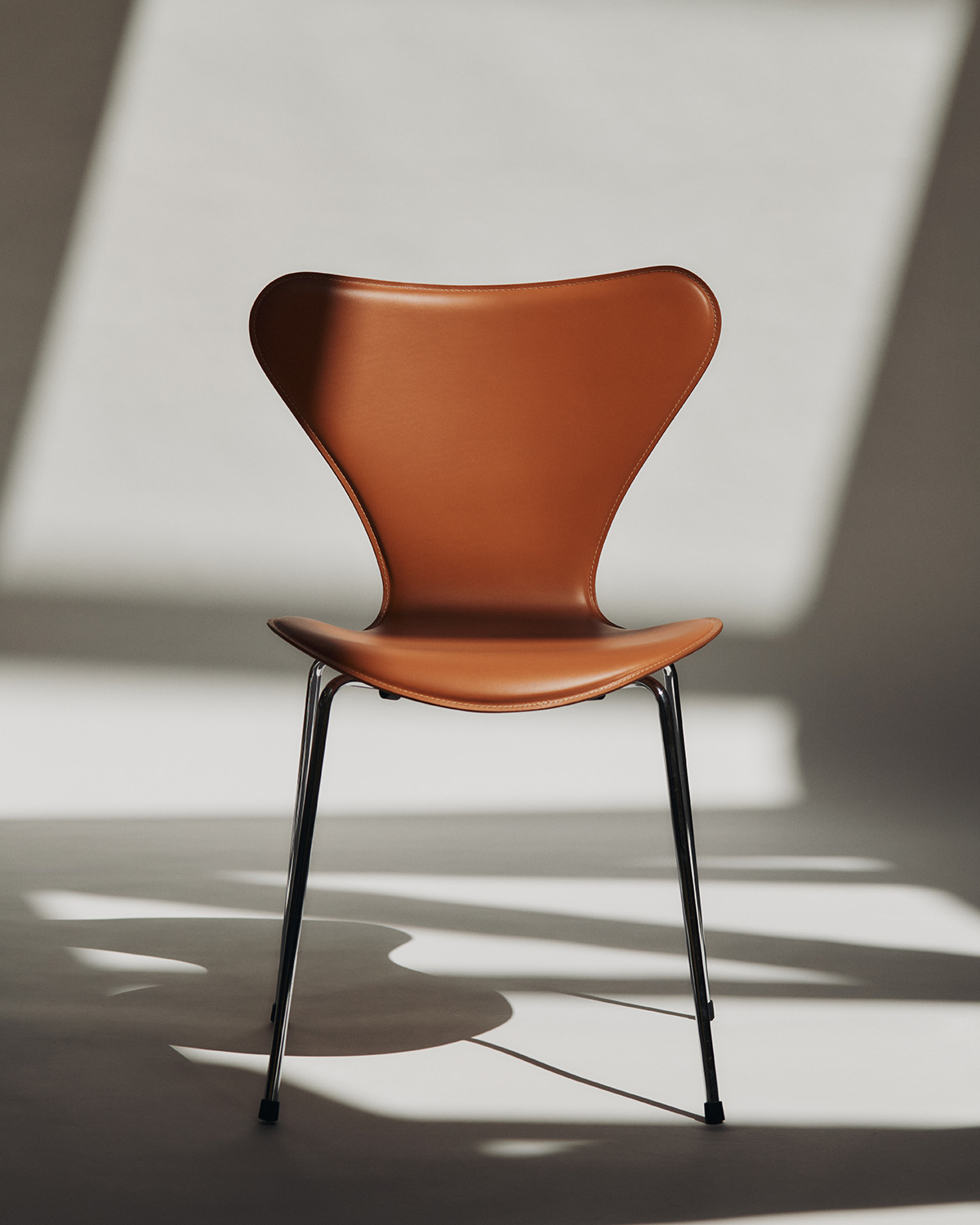 Fritz Hansen Series 7 Tailored leather chair Arne Jacobsen 70th anniversary edition harness leather 2025