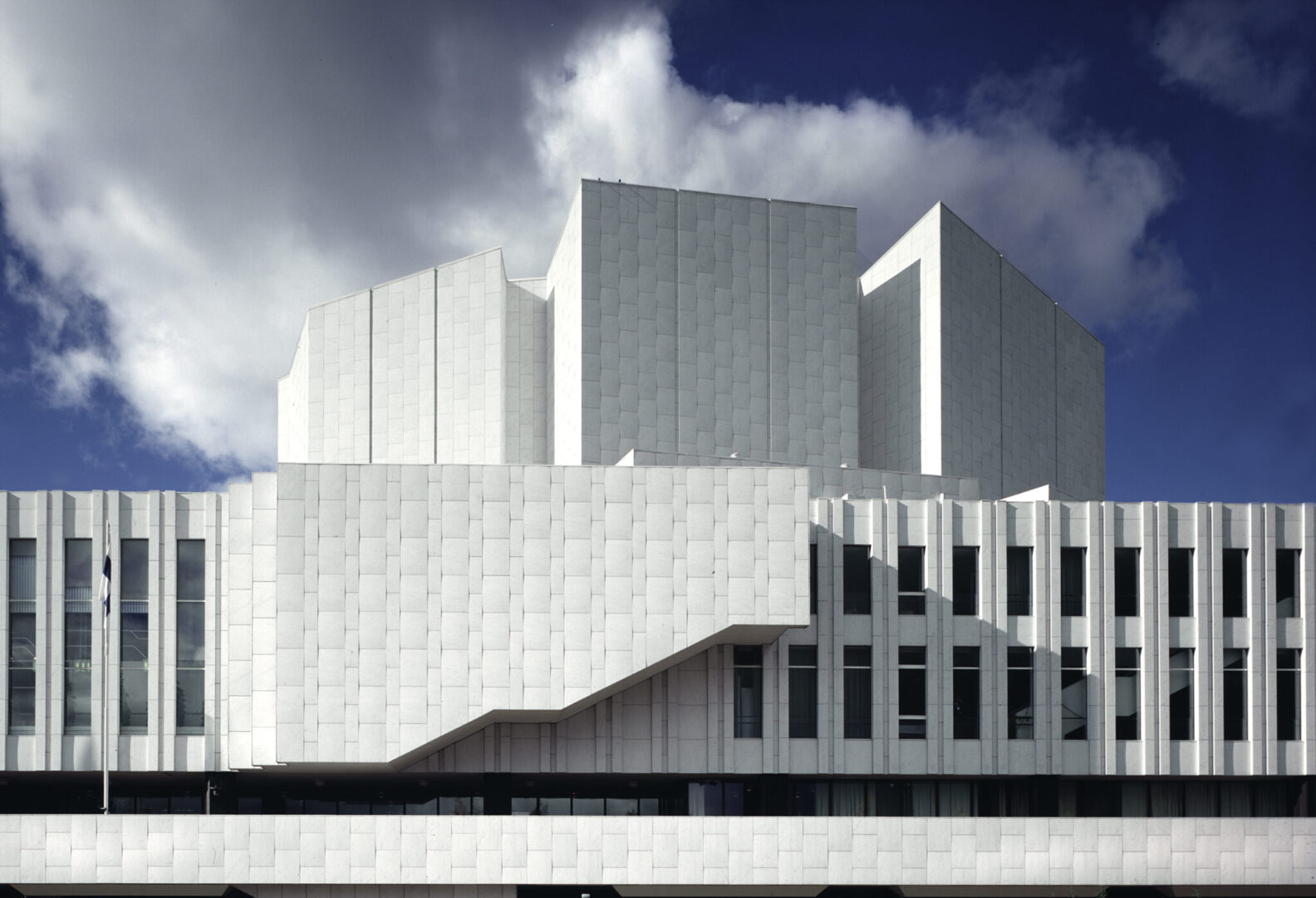 Finlandia talo julkisivu. Finlandia Hall Facade Helsinki 1962 1967 75. Photo Rune Snellman Alvar Aalto Foundation 2048x1396