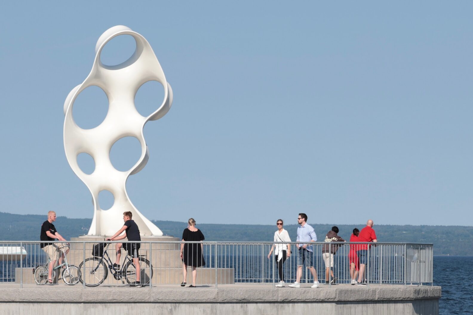 Eva Hild Hold sculpture six metres tall white lacquered steel Framnäs Strandpark Lidköping 2025