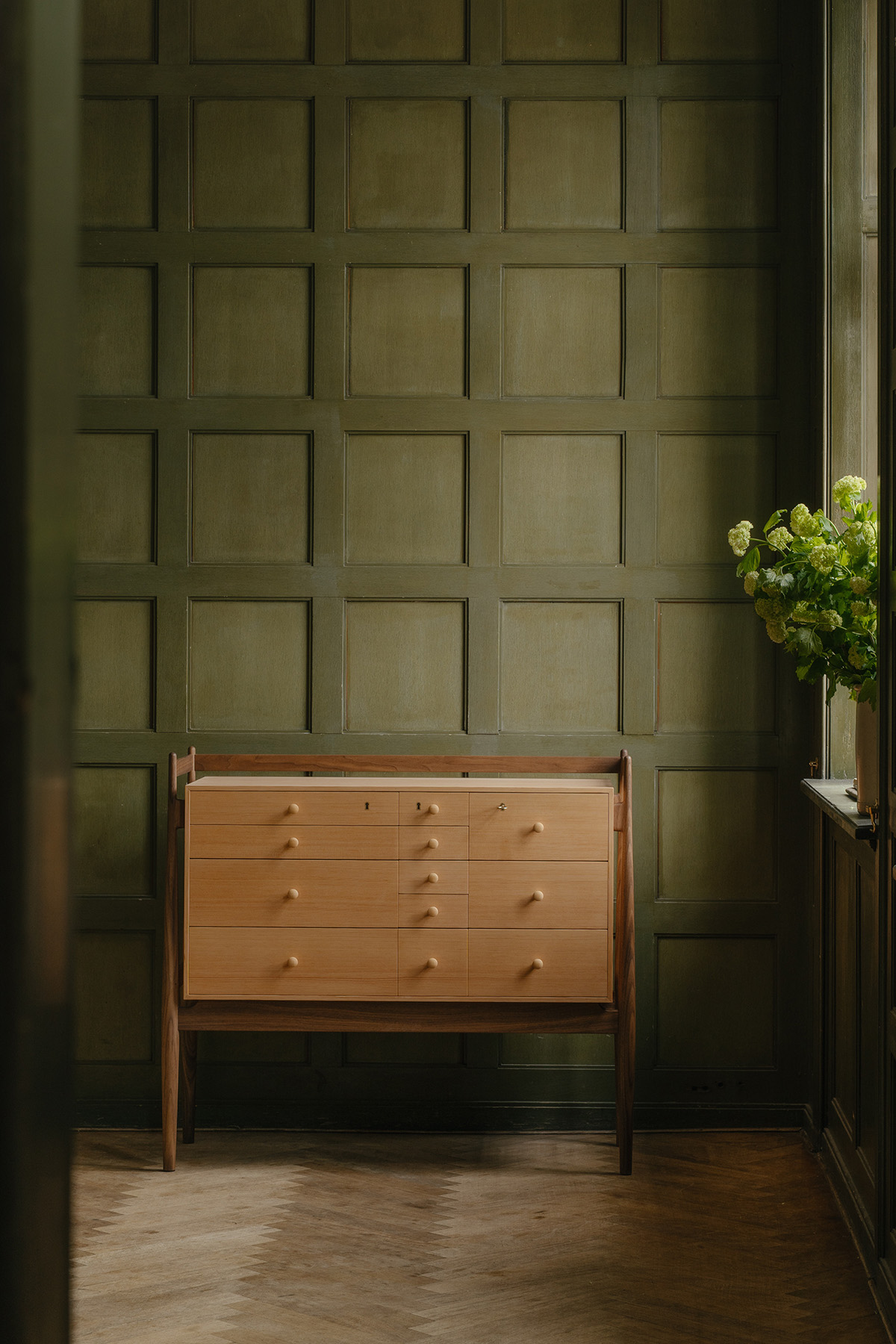 The Silverware Cabinet Oregon pine Walnut04