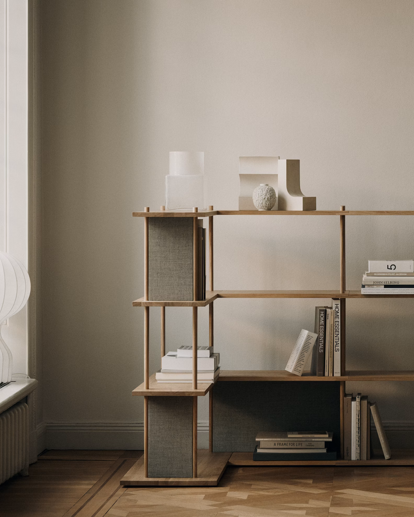 Fogia Lifestyle Bond 30 freestanding corner shelf in lacquered oak with Cube tall vase in linen 02