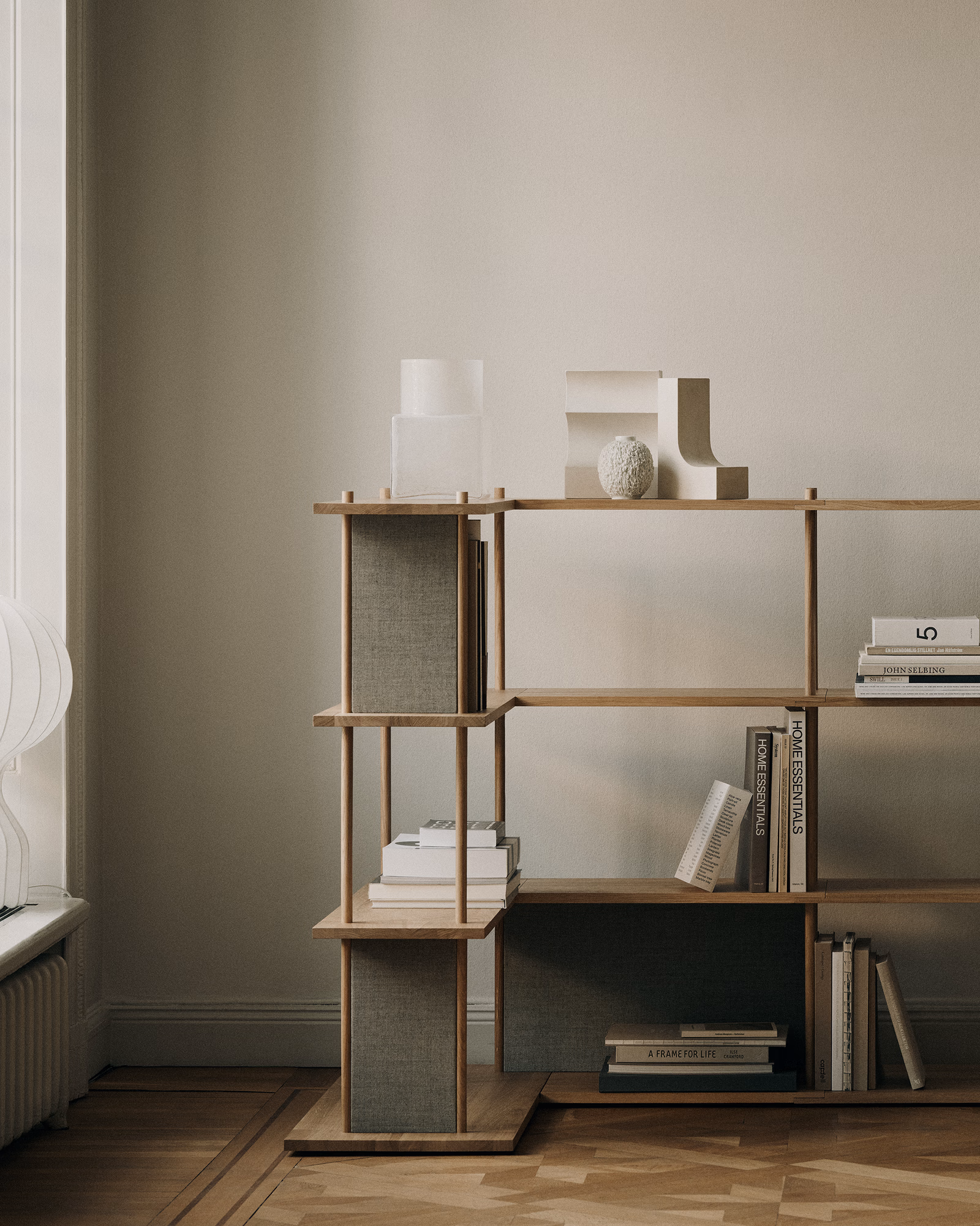 Fogia Lifestyle Bond 30 freestanding corner shelf in lacquered oak with Cube tall vase in linen 02