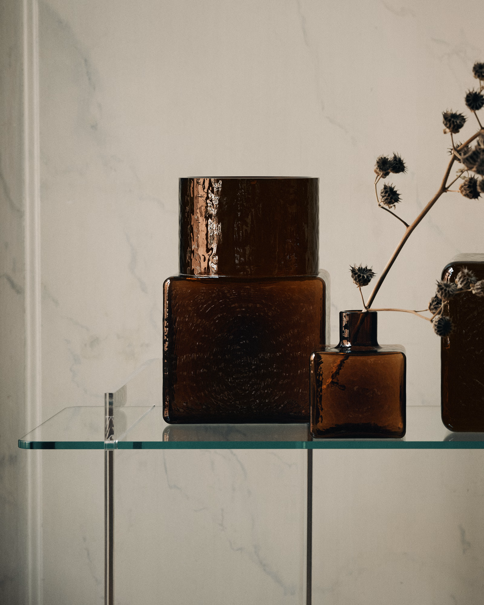 Fogia Lifestyle Cube vases in amber and black 02