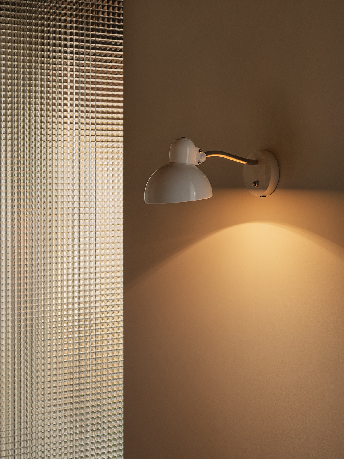 Fritz Hansen KAISER idell White