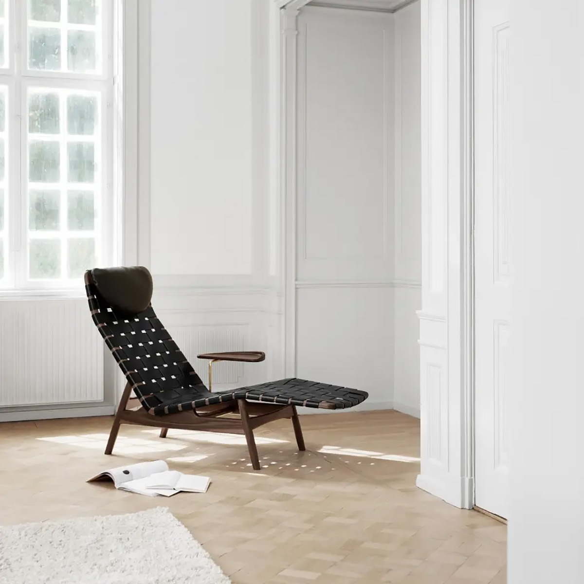 Av Egoist chaise in a nice setting Av Egoist chaise in a nice setting