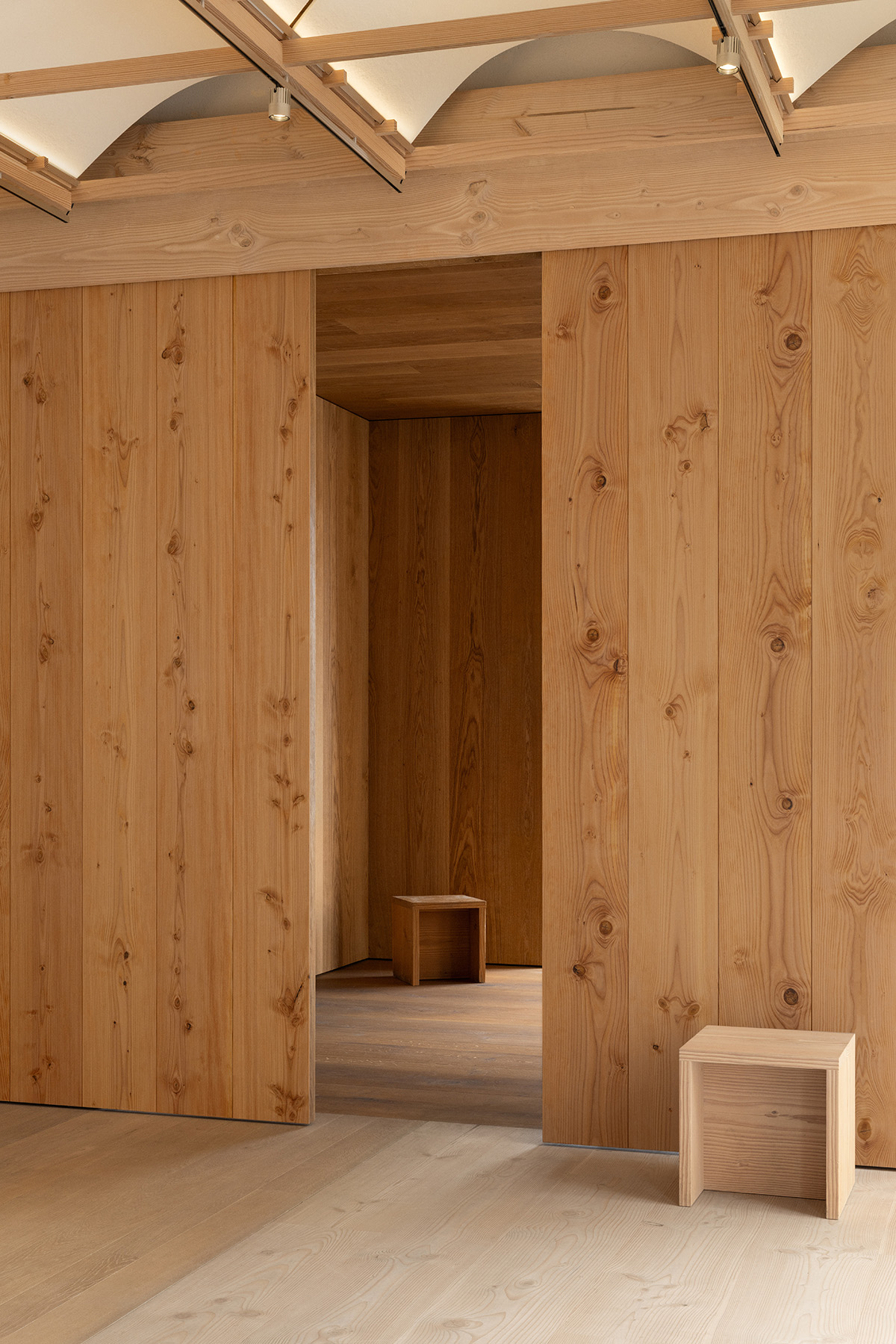 Wall and Ceiling Cladding Dinesen Showroom DK Office Kim Lenschow Photo Dinesen HIGH 7 Wall and Ceiling Cladding Dinesen Showroom DK Office Kim Lenschow Photo Dinesen HIGH 7