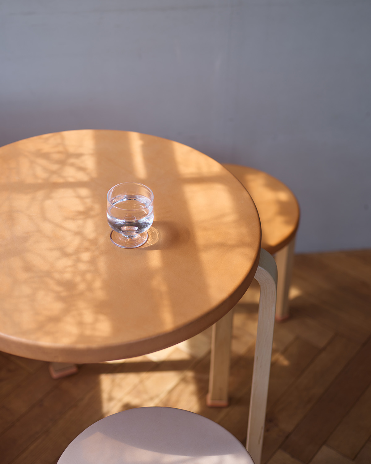 Artek + Hender Scheme in situ Table 90C Stool 60 2 master Artek + Hender Scheme in situ Table 90C Stool 60 2 master