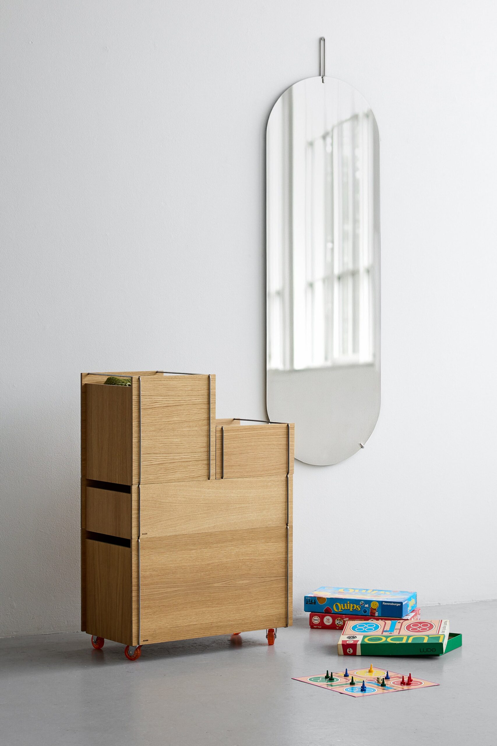MOEBE Storage Box System IC Storage Tower Medium Wheels Oak Stainless Steel High Res 00 STWWOSSM
